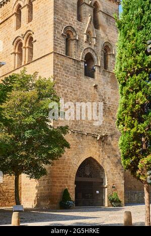 Torre Abacial oder Abteiturm der Kirche Santa María de los Reyes in der historischen Stadt LaGuardia in der Rja Alavesa, Baskenland, Euskadi Stockfoto