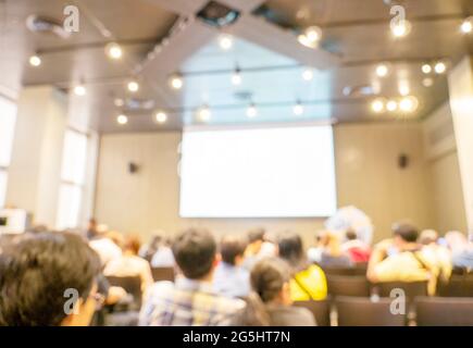 Blur Hintergrund Seminar Business Event in Auditorium Halle Kongress Publikum Präsentation Meeting im Konferenzraum präsentieren Bildschirm für Unternehmer Stockfoto