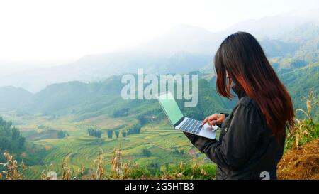Beschäftigte freiberufliche Frau Laptop im Freien. Geschäftsfrau Corporate City Leben draußen mit Lifestyle-Technologie. Schöne Frau verbinden Internet draußen Stockfoto