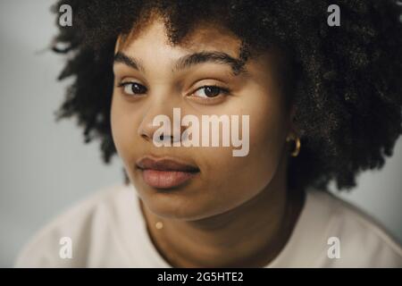 Junge Frau mit schwarzen lockigen Haaren Stockfoto