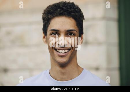 Porträt von lächelnden jungen Mann im freien Stockfoto