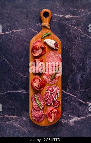 Servierbrett mit einer Reihe von verschiedenen Fleisch-Snacks, Draufsicht. Stockfoto