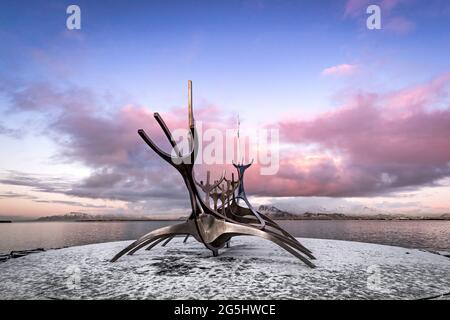 Reykjavik, Island. - 17. Januar 2020: Die Sun Voyager, eine moderne Skulptur von Jon Gunnar Arnason, eines wikingerschiffs. Sonnenuntergang in Reykjavik, Island. Stockfoto