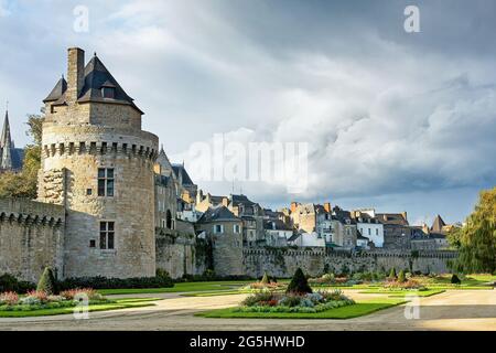 Die mittelalterliche Stadt Vannes, Bretagne. Im Vordergrund sind formelle Gärten zu sehen, und die ummauerten Wälle umschließen diese Altstadt im Westen Frankreichs. Stockfoto