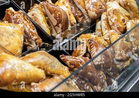 Empanada ist ein gebackenes oder gebratenes Gebäck und Fleisch, Käse, Tomaten, Mais oder andere Zutat gefüllte Füllung häufig in Südeuropa, Lateinamerika, ein Stockfoto