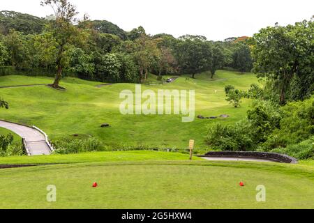 Wunderschöne Landschaft am Golfplatz auf den Philippinen Stockfoto