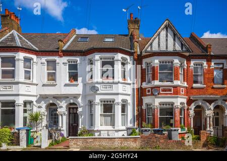 Eine Reihe von typischen roten Ziegelsteinen britischen Reihenhäusern herum Kensal Rise in London Stockfoto