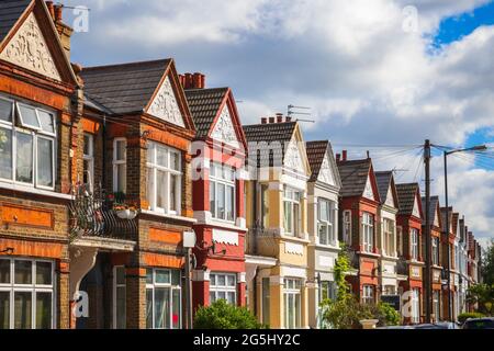 Eine Reihe von typischen roten Ziegelsteinen britischen Reihenhäusern herum Kensal Rise in London Stockfoto