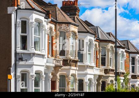 Eine Reihe typischer britischer Reihenhäuser rund um Kensal Rise in London mit Deckenleitungen Stockfoto