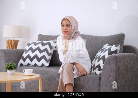 Asiatische Frau Trägt Hijab Sitzen Auf Der Couch Stockfoto