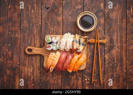 Sushi. Verschiedene Arten von Sushi Rollen auf Holz, das Board Stockfoto