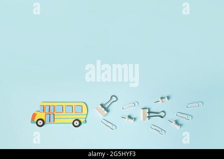 Papier schneiden Schulbus auf blauem Hintergrund. Handgefertigt. Copyspace Stockfoto