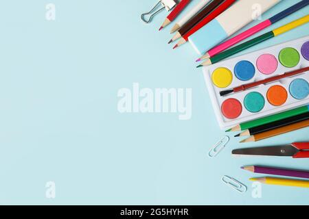 Overhead shot von Schulmaterial auf blauem Hintergrund Stockfoto