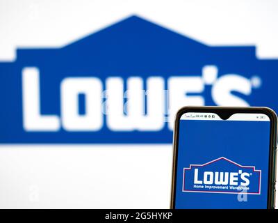 Ukraine. Juni 2021. In dieser Abbildung ist ein Logo von Lowe's Companies zu sehen, das auf einem Smartphone angezeigt wird. Kredit: Igor Golovniov/SOPA Images/ZUMA Wire/Alamy Live Nachrichten Stockfoto