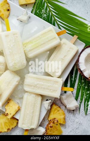 Hausgemachte vegane Popsicles aus Kokosmilch und Ananas. Köstliche gesunde Sommerjause Stockfoto