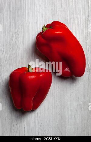 Zwei rote Paprika auf weißem Tisch. Von oben aufgenommen. Stockfoto