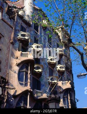 EXTERIOR-FACHADA AL PASEO DE GRACIA-BALCONES Y VENTANALES OVALES - FOTO AÑOS 90. Autor: ANTONI GAUDI (1852-1926). Lage: CASA BATLLO. Barcelona. SPANIEN. Stockfoto