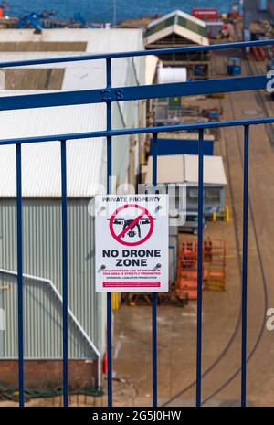 Keine Drohnenzone die unerlaubte Verwendung von Drohnen in diesem Bereich ist streng verboten. Schild in Falmouth Dry Docks, Falmouth, Cornwall UK Stockfoto