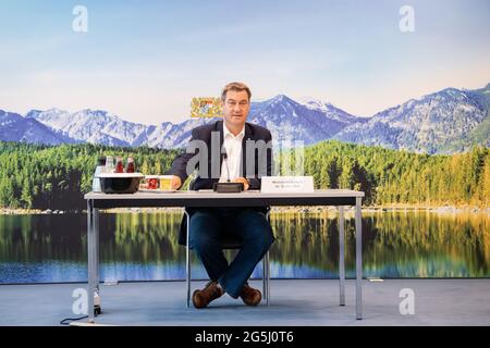 München, Deutschland. Juni 2021. Der bayerische Ministerpräsident Markus Söder (CSU) sitzt zu Beginn des Corona-Impfgipfels der bayerischen Landesregierung im Staatskanzleramt an seinem Sitz. Quelle: Matthias Balk/dpa/Alamy Live News Stockfoto