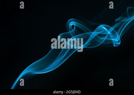 Blauer Rauch isoliert auf schwarzem Hintergrund. Stockfoto