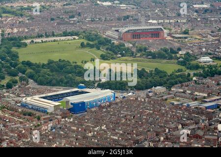 Eine Luftaufnahme der beiden Fußballplätze von Liverpool, Everton & Liverpool FC, mit Stanley Park dazwischen, Merseyside, Nordwestengland, Großbritannien Stockfoto