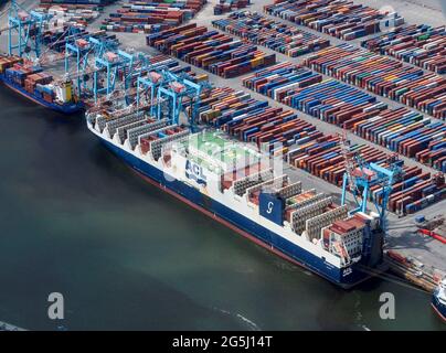 Container, die darauf warten, auf Schiffe in Seaforth Docks, Port of Liverpool am Fluss Mersey, Nordwestengland, Großbritannien, verladen zu werden Stockfoto