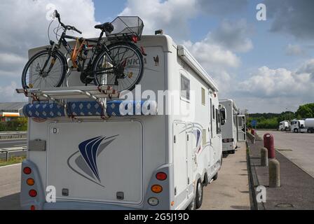 Linthe, Deutschland. Juni 2021. Zwei Wohnmobile stehen auf einem Rastplatz auf der Autobahn A9. Ferien im eigenen Land und mit eigenem oder geliehenem Wohnmotorheim sind derzeit sehr trendy. Vielen neuen Camper fehlt jedoch die Erfahrung, mit den großen Fahrzeugen und Anhängern sicher in den Urlaub zu starten, so die Polizei. Dies beginnt mit der richtigen Beladung und endet mit dem Einsatz von Sicherheitsgurten in den umfahrenden Wohnräumen. Quelle: Patrick Pleul/dpa-Zentralbild/ZB/dpa/Alamy Live News Stockfoto