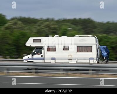 Linthe, Deutschland. Juni 2021. Ein Wohnmobil befindet sich auf der Autobahn A9 auf der Straße. Urlaub im eigenen Land und mit eigenem oder geliehenem Wohnmobil sind derzeit sehr trendy. Vielen neuen Camper fehlt jedoch die Erfahrung, mit den großen Fahrzeugen und Anhängern sicher in den Urlaub zu starten, so die Polizei. Dies beginnt mit der richtigen Beladung und endet mit dem Einsatz von Sicherheitsgurten in den umfahrenden Wohnräumen. Quelle: Patrick Pleul/dpa-Zentralbild/ZB/dpa/Alamy Live News Stockfoto