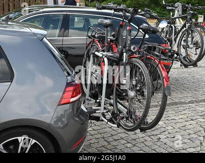 Linthe, Deutschland. Juni 2021. Auf einem Rastplatz auf der Autobahn A9 stehen zwei Fahrzeuge mit Fahrradträgern für die Anhängerkupplung. Quelle: Patrick Pleul/dpa-Zentralbild/ZB/dpa/Alamy Live News Stockfoto