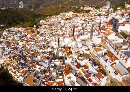 Landschaftlich schöner Panoramablick auf die Stadt Competa in Spanien Stockfoto