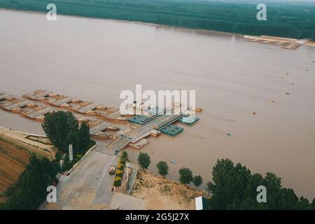 Binzhou, Binzhou, China. Juni 2021. Im Juni 2021 wird die Wasser- und Sedimentregulierung des Gelben Flusses im Jahr 2021 offiziell eingeleitet. In der Stadt Binzhou, Provinz Shandong, wurden aufgrund der Auswirkungen der Wasser- und Sedimentregulierung des Gelben Flusses vor der Flut viele der Pontonbrücken des Gelben Flusses stromabwärts abgerissen. Es wird davon ausgegangen, dass die große Strömung und die lange Dauer dieser Wasser- und Sandanpassung etwa 20 Tage dauern wird. Quelle: SIPA Asia/ZUMA Wire/Alamy Live News Stockfoto