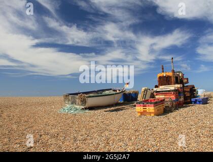 Fischerboot am Strand von Cley neben dem Meer, Norfolk Stockfoto