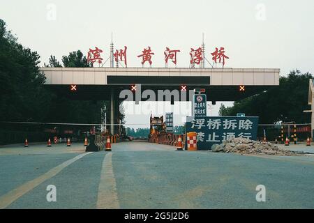 Binzhou, Binzhou, China. Juni 2021. Im Juni 2021 wird die Wasser- und Sedimentregulierung des Gelben Flusses im Jahr 2021 offiziell eingeleitet. In der Stadt Binzhou, Provinz Shandong, wurden aufgrund der Auswirkungen der Wasser- und Sedimentregulierung des Gelben Flusses vor der Flut viele der Pontonbrücken des Gelben Flusses stromabwärts abgerissen. Es wird davon ausgegangen, dass die große Strömung und die lange Dauer dieser Wasser- und Sandanpassung etwa 20 Tage dauern wird. Quelle: SIPA Asia/ZUMA Wire/Alamy Live News Stockfoto