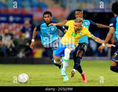 GOIANIA, BRASILIEN - 27. JUNI: Der Brasilianer Everton Cebolinha kämpft mit Jhegson Mendez und Robert Arboleda aus Ecuador während des Spiels zwischen Brasilien und Ecuador im Rahmen von CONMEBOL Copa America Brazil 2021 im Estadio Olimpico am 27. Juni 2021 in Goiania, Brasilien, um den Ball. (MB-Medien) Stockfoto