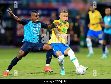 GOIANIA, BRASILIEN - 27. JUNI: Der Brasilianer Everton Cebolinha tritt am 27. Juni 2021 im Estadio Olimpico in Goiania, Brasilien, beim Spiel zwischen Brasilien und Ecuador im Rahmen von CONMEBOL Copa America Brazil 2021 in Goiania, Brasilien, um den Ball an. (MB-Medien) Stockfoto