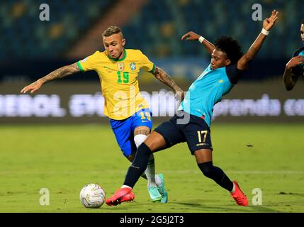 GOIANIA, BRASILIEN - 27. JUNI: Der Brasilianer Everton Cebolinha kämpft mit Angelo Preciado aus Ecuador während des Spiels zwischen Brasilien und Ecuador im Rahmen von CONMEBOL Copa America Brazil 2021 im Estadio Olimpico am 27. Juni 2021 in Goiania, Brasilien, um den Ball. (MB-Medien) Stockfoto