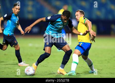 GOIANIA, BRASILIEN - 27. JUNI: Der Brasilianer Everton Ribeiro tritt am 27. Juni 2021 im Estadio Olimpico in Goiania, Brasilien, beim Spiel zwischen Brasilien und Ecuador im Rahmen von CONMEBOL Copa America Brazil 2021 um den Ball mit Gonzalo Plata aus Ecuador an. (MB-Medien) Stockfoto