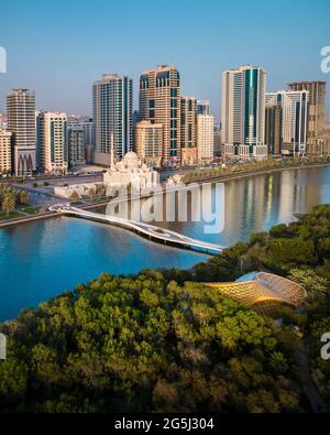 Luftaufnahme des Emirats Sharjah der Vereinigten Arabischen Emirate über der Insel Al Noor und der Moschee und der Innenstadt über dem Khalid See Stockfoto