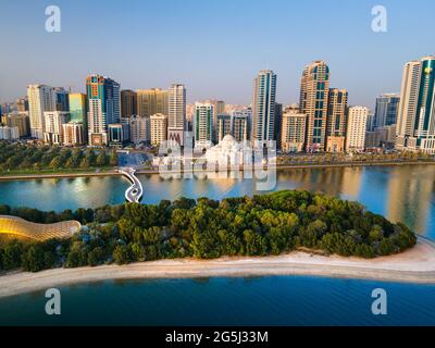 Luftaufnahme des Emirats Sharjah der Vereinigten Arabischen Emirate über der Insel Al Noor und der Moschee und der Innenstadt über dem Khalid See Stockfoto