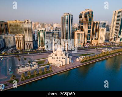 Luftaufnahme des Emirats Sharjah der Vereinigten Arabischen Emirate über der Insel Al Noor und der Moschee und der Innenstadt über dem Khalid See Stockfoto