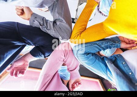 Eine Gruppe von Menschen grüßt ihre Ellbogen, um zu vermeiden, sich mit dem Coronavirus zu infizieren - Konzept eines neuen normalen Lebens unter kovidierten Bedingungen - 19 - Ellenbogenberührung von unten Stockfoto