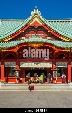 Spiritualität in Tokio. Japanische Menschen beten am Kanda-Schrein in Tokio Stockfoto