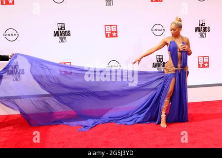 LOS ANGELES - 27. JUNI: Saweetie bei den BET Awards 2021 kommt am 27. Juni 2021 im Microsoft Theater in Los Angeles, CA, an Stockfoto