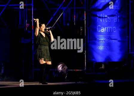 Valencia, Spanien. Juni 2021. Leire Martinez Ochoa von La Oreja de Van Gogh Pop Band tritt auf der Bühne während des Nits al Carme Konzert auf dem Les Nits del Ciutat Festival in Estadi Ciutat de Valencia. La Oreja de Van Gogh (manchmal auch als LOVG oder LODVG abgekürzt) ist eine Pop-Rock-Musikgruppe aus San Sebastian, Pais Vasco, Spanien. Seine Karriere in der Welt der Musik begann formell 1996. (Foto: Xisco Navarro Pardo/SOPA Images/Sipa USA) Quelle: SIPA USA/Alamy Live News Stockfoto