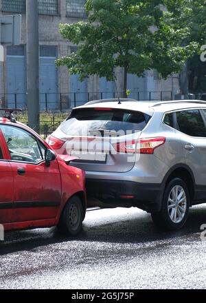 Ein Autounfall auf der Straße mit beschädigten Autos nach einer Kollision. Der Stoßfänger, die Scheinwerfer und die Motorhaube sind gebrochen Stockfoto