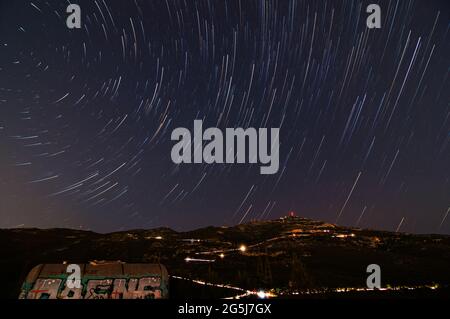 Star Trails On The Sky - Autowege Auf Dem Boden Stockfoto