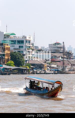 Ein traditionelles thailändisches Langschwanz-Boot auf dem Chao Phraya Fluss in Bangkok in Thailand in Südostasien. Stockfoto