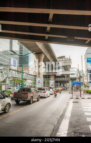 Starker Verkehrsstau auf der Sukhumvit Road in Bangkok City in Thailand in Südostasien. Stockfoto