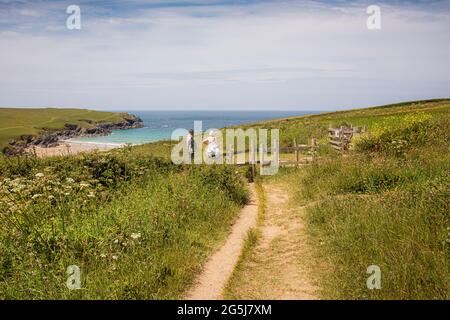 Ein Fußweg, der durch Felder zu einem hölzernen Tor führt und hinunter zum Polly Porth Joke in Newquay in Cornwall führt. Stockfoto