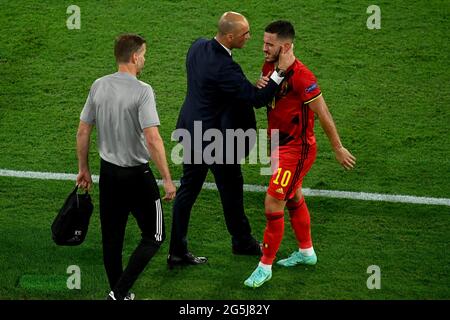 Belgiens Cheftrainer Roberto Martinez und Belgiens Eden Hazard im Bild während der Runde des 16. Spiels der Euro-2020-Europameisterschaft zwischen dem Th Stockfoto